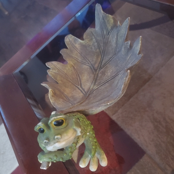 Cute frog dragging leaf dish - Picture 2 of 5